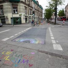Aistros nerimsta: vaivorykštės spalvų perėja Vilniuje vėl suniokota