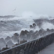 Klaipėdos uoste laivų eismas teberibojamas, bangos siekia penkis metrus