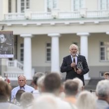 Mitingas S. Daukanto aikštėje: piktinamasi dėl nukabintos Generolo Vėtros lentos 