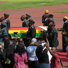 Buvęs Zimbabvės prezidentas R. Mugabe bus palaidotas tėviškėje