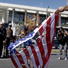 Graikijos ir JAV bendradarbiavimu nepatenkinti protestuotojai sukėlė riaušes Atėnuose