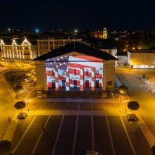 Vilniaus palaikymas amerikiečiams – ant rotušės sušvitusi JAV vėliava