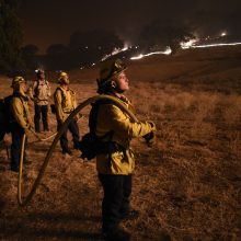 Kalifornijoje siaučiant miškų gaisrams tūkstančiai žmonių palieka savo namus