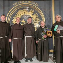 Kunigui J. Sasnauskui įteiktos Vilniaus garbės piliečio regalijos