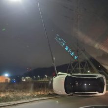 Žemuosiuose Šančiuose apsivertė „Audi“ automobilis, į ligoninę išvežtas mažylis