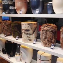 „Medžių kapavietės“ ir 3D spausdinamos urnos – naujausios laidotuvių tendencijos