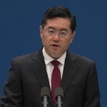 Kinijos užsienio reikalų ministras ragina stabilizuoti santykius su JAV