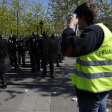 Paryžiuje sulaikyti beveik 130 „geltonųjų liemenių“ protestuotojų 