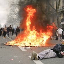 Paryžiuje vėl įvyko policijos ir protestuotojų susirėmimai