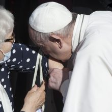 Popiežius pabučiavo Holokaustą išgyvenusios moters stovyklos numerio tatuiruotę