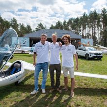 Trys Lietuvos pilotai pakilo į istorinį skrydį sklandytuvais per Europą
