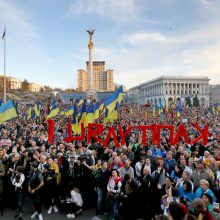 Tūkstančiai ukrainiečių protestuoja prieš numatomą karių atitraukimą iš Rytų Ukrainos