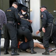 Minske sulaikomi žmonės, laukę eilėje su skundais CRK