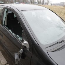 Įkaušęs klaipėdietis išdaužė svetimos mašinos langus