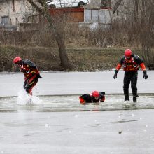 Ant Trinyčių tvenkinio ledo – gelbėtojų narų komanda