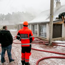 Kaune liepsnojęs namas sukėlė gausias ugniagesių pajėgas