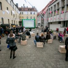 Kauniečius viliojo neįprastas stiklo ir šokių vakarėlis