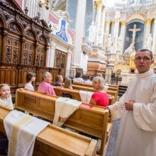 Iškilmės Kaune: pirmą kartą katalikų dvasininkais įšventinti vedę vyrai