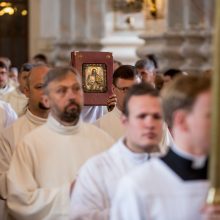 Iškilmės Kaune: pirmą kartą katalikų dvasininkais įšventinti vedę vyrai