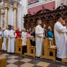 Iškilmės Kaune: pirmą kartą katalikų dvasininkais įšventinti vedę vyrai