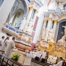 Iškilmės Kaune: pirmą kartą katalikų dvasininkais įšventinti vedę vyrai