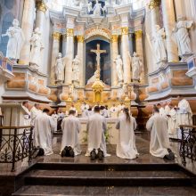 Iškilmės Kaune: pirmą kartą katalikų dvasininkais įšventinti vedę vyrai