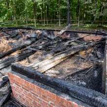 Liaudies buities muziejų nusiaubė gaisras: iki pamatų supleškėjo du vertingi pastatai