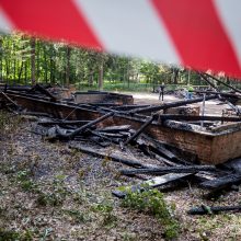 Liaudies buities muziejų nusiaubė gaisras: iki pamatų supleškėjo du vertingi pastatai