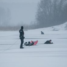 Ugniagesiai perspėja: atsargiai, ledas pavojingas!