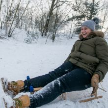 Sniego pramogų išsiilgę kauniečiai apgulė vietinius kalnus ir kalnelius