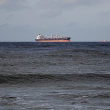 Ant seklumos užplaukęs laivas – nutemptas į uostą