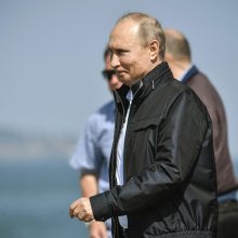 V. Putinas sunkvežimiu pervažiavo naujuoju tiltu į aneksuotą Krymą