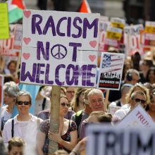 Londone prieš D. Trumpo vizitą protestuoja dešimtys tūkstančių žmonių