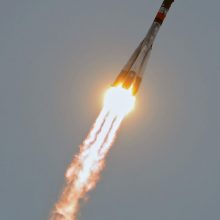 Rusijos raketa išskraidino į kosminę stotį du rusus ir amerikietį 