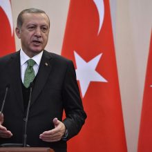 R. T. Erdoganas pripažįsta, kad jo vyriausybė padarė klaidų dėl žemės drebėjimo: aukų – 15 tūkst.