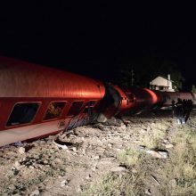 Graikijoje traukinys rėžėsi į namą, žuvo trys žmonės