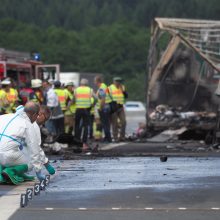 Vokietijoje po avarijos užsiliepsnojus autobusui veikiausiai žuvo 18 žmonių