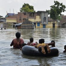 Per potvynius Pietų Azijoje žuvusių žmonių skaičius viršijo tūkstantį