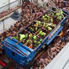 Tonas pomidorų Ispanijoje svaidė tūkstančiai žmonių