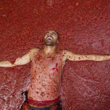 Tonas pomidorų Ispanijoje svaidė tūkstančiai žmonių