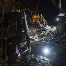 Mažiausiai 18 žmonių žuvo Honkonge apvirtus autobusui 