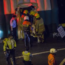 Mažiausiai 18 žmonių žuvo Honkonge apvirtus autobusui 