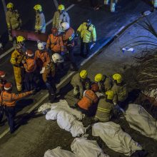 Mažiausiai 18 žmonių žuvo Honkonge apvirtus autobusui 