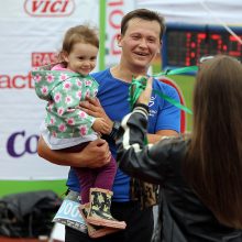 Lietingas ruduo neišgąsdino itin gausaus „Ąžuolyno bėgimo“ dalyvių būrio