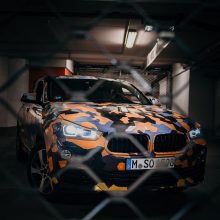Naujasis „BMW X“ visureigis pasiruošęs kelionei po miesto džiungles
