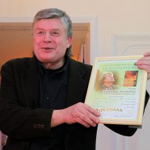 Kauno menininkų namuose Vieno lito premija įteikta poetui, bardui Edmundui Janušaičiui.