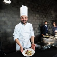 Savaip: virtuvės šefas iš Italijos A.Cavina pateikė makaronų ir bulvių virtinukų „Gnocchi“ pateikimo pavyzdžių.