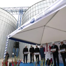 Dėmesys: atidarytos naujos „Begos“ talpyklos, kurias kartu su juostelės kirpėjais palaimino Telšių vyskupas koadjutorius Kęstutis Kėvalas.
