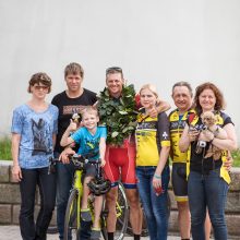 Lietuvis dviračiu apvažiavo aplink Baltijos šalis: grįžusį pasitiko su ąžuolo vainiku