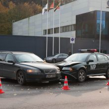 Jonavos gatvėje į avariją pateko Karo policijos automobilis